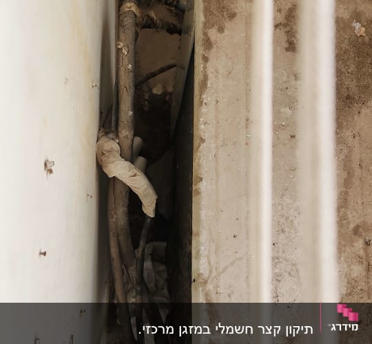 צינורות מיזוג אוויר מחוברים ליחידה חיצונית